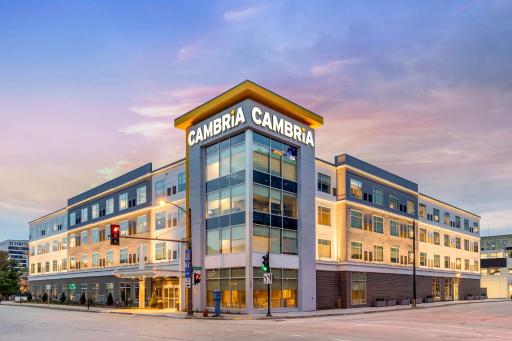 Cambria Hotel Milwaukee Downtown - Housity