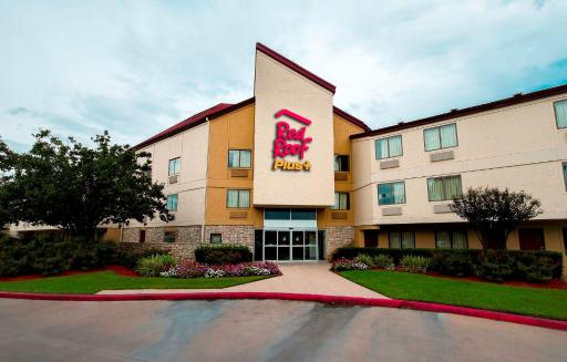 Red Roof Inn PLUS+ Houston - Energy Corridor - Housity