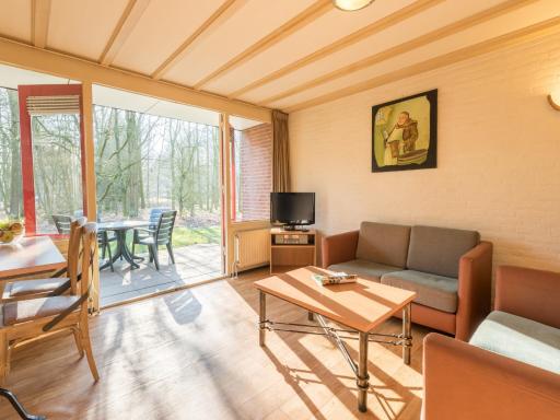Cosy bungalow with microwave in the middle of De Maasduinen - Housity