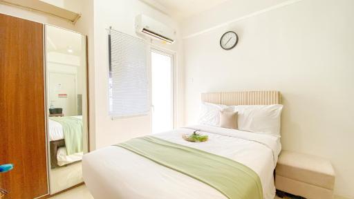 Studio Green Pramuka City Apartment with Mall Access By Travelio - Housity