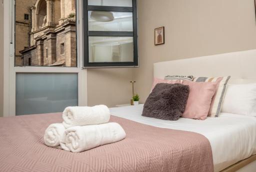 Santiago Tower Aire Ac casco antiguo By Apartamentos Logrono org - Housity