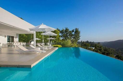 Luxurious 5 Bedroom Villa with Pool & Stunning Views - Housity