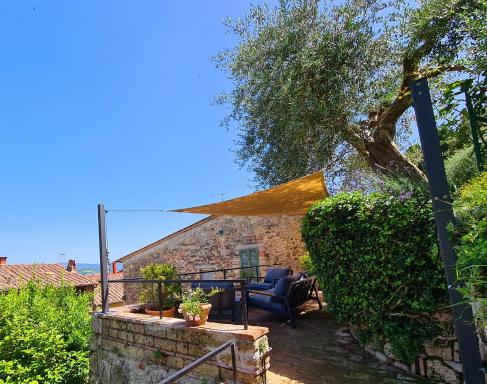 La Terrazza, elegant Tuscan stone house with garden and terrace in Cetona - Housity