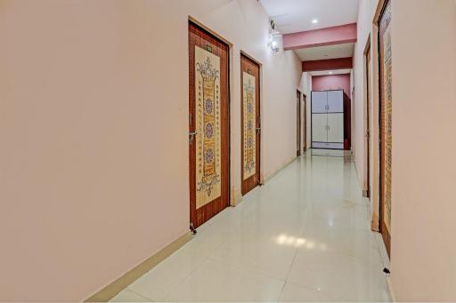 Hotel O Pari Palace - Housity