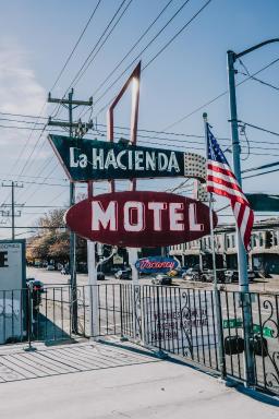 La Hacienda Motel - Housity
