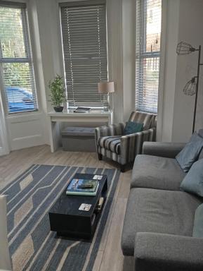 Stylish Apartment in Victorian Conversion FREE PARKING & PRIVATE PATIO Close to Beach Town Centre & BIC - Housity