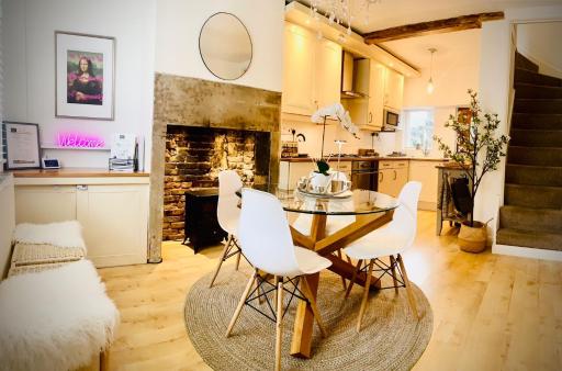The Tenth House, Grade II Listed Georgian Town House, Wirksworth, Derbyshire, Peak District Cottage, Sleeps 4 - Housity
