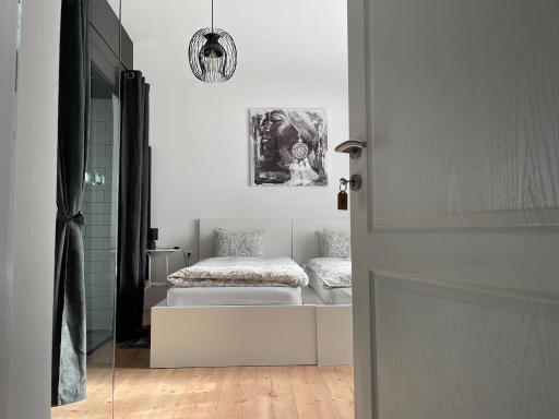 4 STARS ROOMS Near Airport - Housity