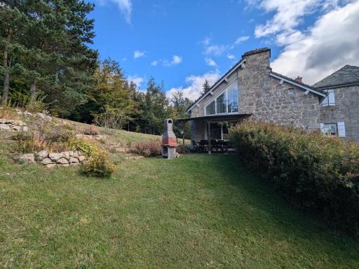 Gîte Nature au Chambon-sur-Lignon: Terrasse, Wifi, Proche Activités et Commerces - FR-1-582-137 - Housity