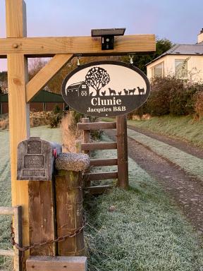 Jacquie's B&B -Dumfries-Room with a view - hot tub - Housity