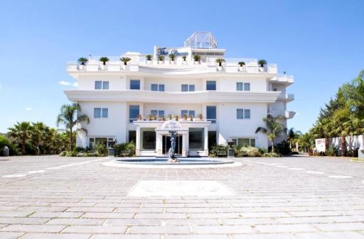 Hotel The Queen - Housity