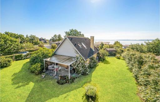 2 Bedroom Cozy Home In Egå - Housity