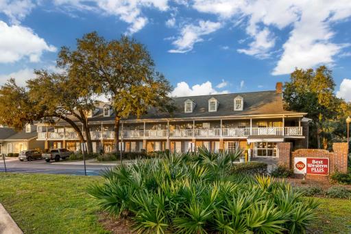 Best Western Plus St. Simons - Housity
