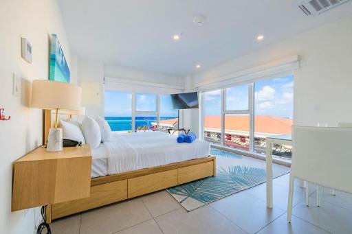 Upscale Studio City And Harbor Views Urban Oasis - Housity