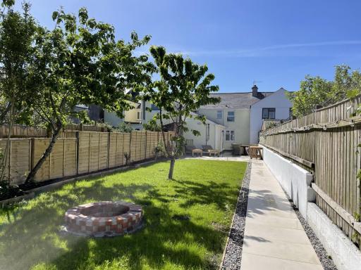 The Little Seahorse - Newly Renovated Cottage 5mins Walk The Beach with Hot Tub - Housity
