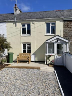 The Little Seahorse - Newly Renovated Cottage 5mins Walk The Beach with Hot Tub - Housity