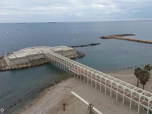 Suite beachfront near the station and Port, 5 beds - Housity
