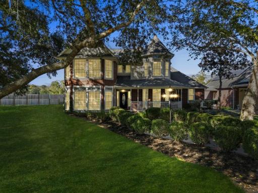 BEAUTIFUL VACATION HOME RENTAL WITH TROPICAl STYLE HEATED POOL & HOT TUB - Housity