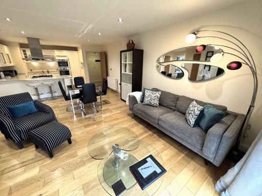 Spacious 2-Bedroom Apartment with Parking in Windsor - Hizvo
