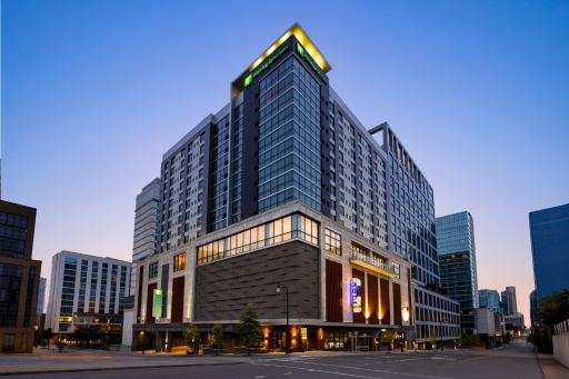 Holiday Inn & Suites Nashville Downtown Broadway - Housity