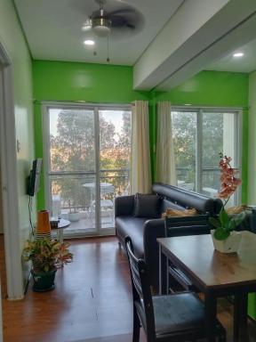 1BR Condo w Pool & Balcony Near Robinson Place - F&M Homes - Sitio Uno Residences, Pueblo de Panay - Housity