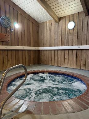 Nampa Inn & Suites - Housity