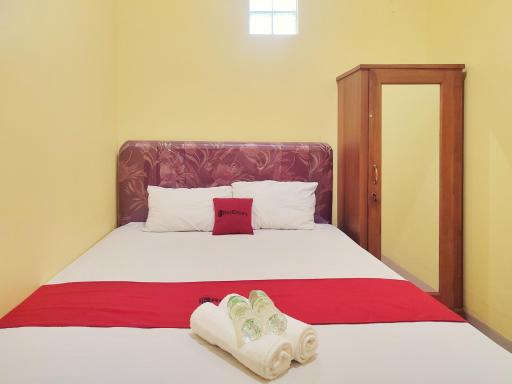 OYO 92792 Umi Rahayu Guesthouse - Housity