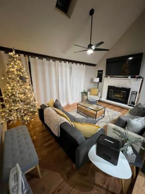 Coach Cabin- Poconos Retreat l Cozy l Sauna l Fireplace l Firepit l Gazebo BBQ - Housity