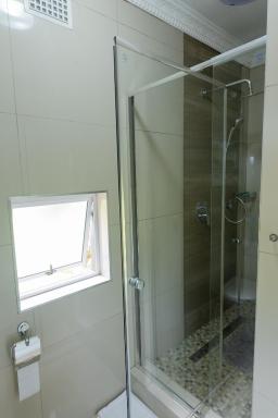 Ekuthuleni Modern Christian Guesthouse with seaview - Housity