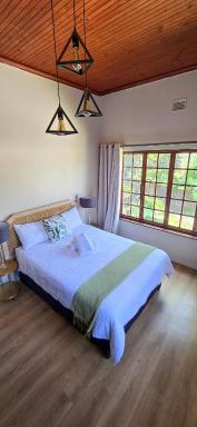 Angazi Guesthouse Unit 2 - Upmarket one bedroom apartment with pool - Hizvo