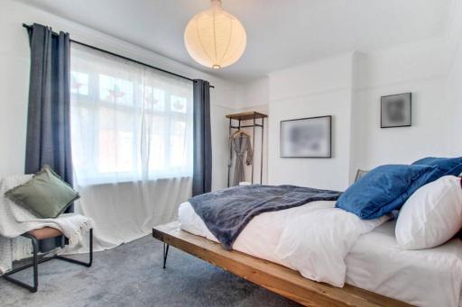 West Midlands-contractor-long Stay-parking-4 Beds - Housity