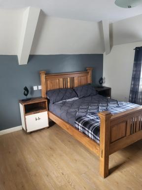 Three horse shoes - Housity