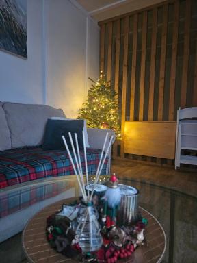 Cozy Hut with the included Hot Tub-Prime Rentals - Housity