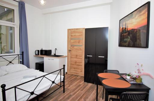 roomspoznan pl - Apartamenty i Pokoje Półwiejska 20 - 24h self check-in - Housity