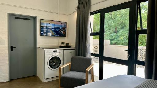 City Living Apartment 119 - Fibre WiFi, washing machine & sunny balcony - Housity