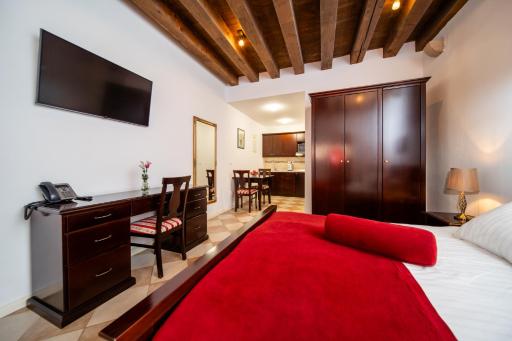 SUNce Palace Apartments with free offsite parking - Housity