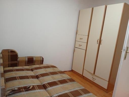 Zuta kuca na kraj sela - Housity