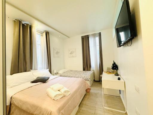 Modern Room with private bathroom - Housity