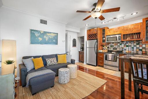 Sunshine-Shopping-Dining In the heart of Downtown - Housity