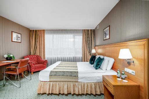 VILNIUS PARK PLAZA HOTEL, Restaurant & Terrace, Panorama Bar, Conference & Banquet Center - Housity