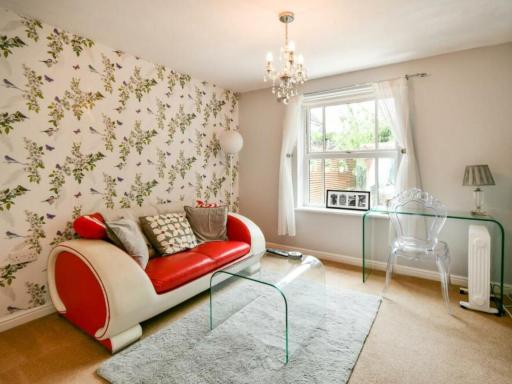Cosy Garden Flat, Private Roofed Hot Tub & Four Poster Bed - Housity