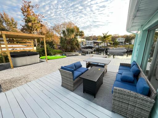 Weeki Wachee Retreat Canal home with hot tub kayaks canoe and boat with trolling motor included - Housity
