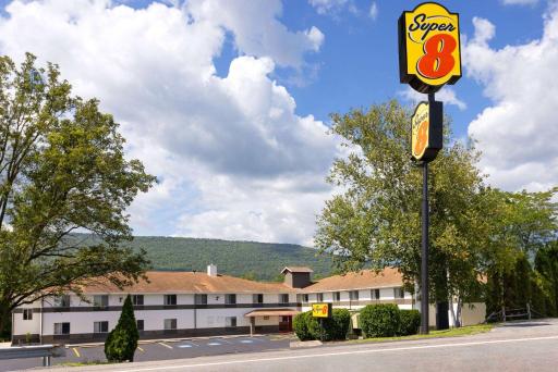 Super 8 by Wyndham Burnham/Lewistown - Housity