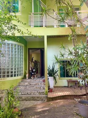 Casa Samaúma Floripa, ALUGUEL DE QUARTOS - Achochego e Tranquilidade à 30 metros da Praia - Housity