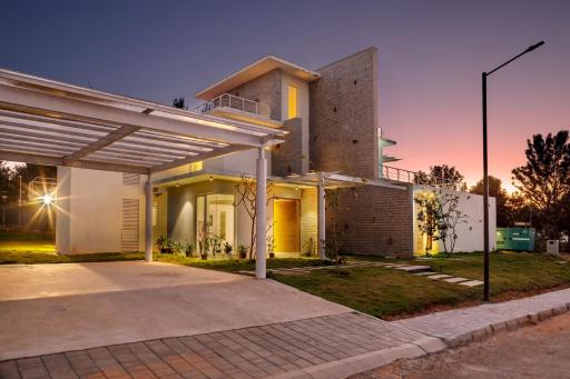 Golf View Home by JadeCaps 4BHK with Breakfast - Housity