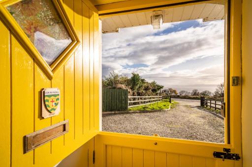 Yellow door cottage - Housity