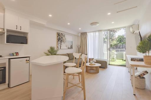 Luxurious Manly Retreat with Beachside Bliss - Housity