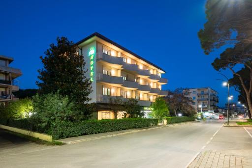 Hotel Parco dei Pini - 100mt dal Mare - Housity