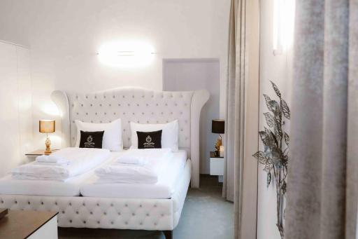 Luxurious Castle Retreat in Austria Little Versailles with Nearby Spas - Housity