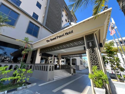 The Grand Puteri Hotel - Housity